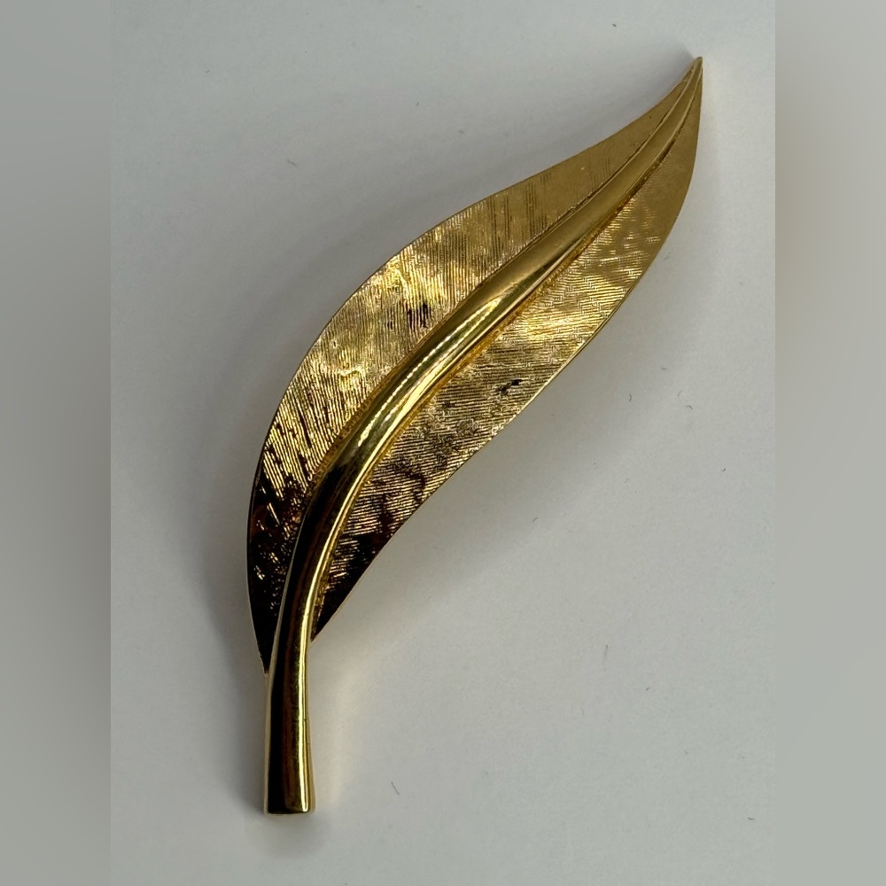D'Orlan Vtg Gold Leaf Brooch